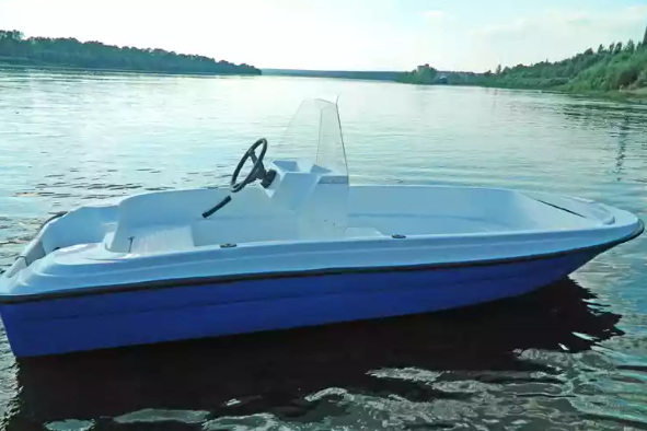 Стеклопластиковая лодка Пингвин с консолью (тримаран) в Раменском