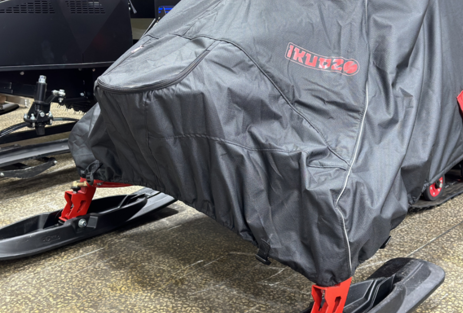 Чехол транспорт. снегохода IKUDZO HUNTER черно-красный Оксфорд ПРЕМИУМ качества с лого IKUDZO в Раменском