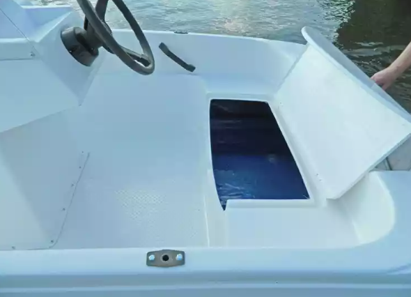 Стеклопластиковая лодка Пингвин с консолью (тримаран) в Раменском